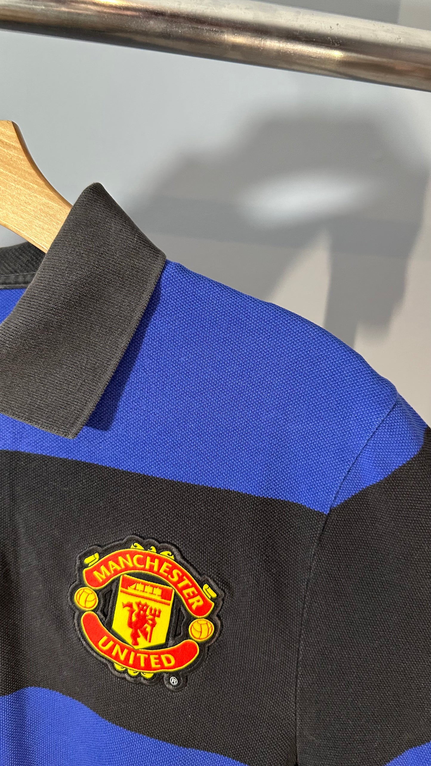 MANCHESTER UNITED 2011 TRAVEL POLO (L)