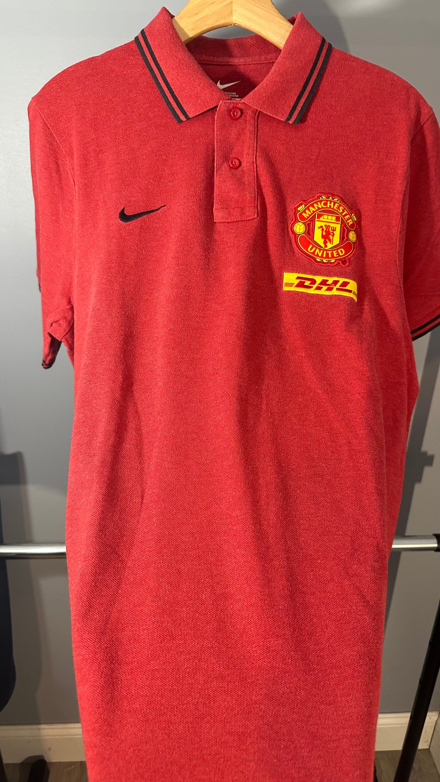 MAN UTD 2011 TRAVEL POLO (L)