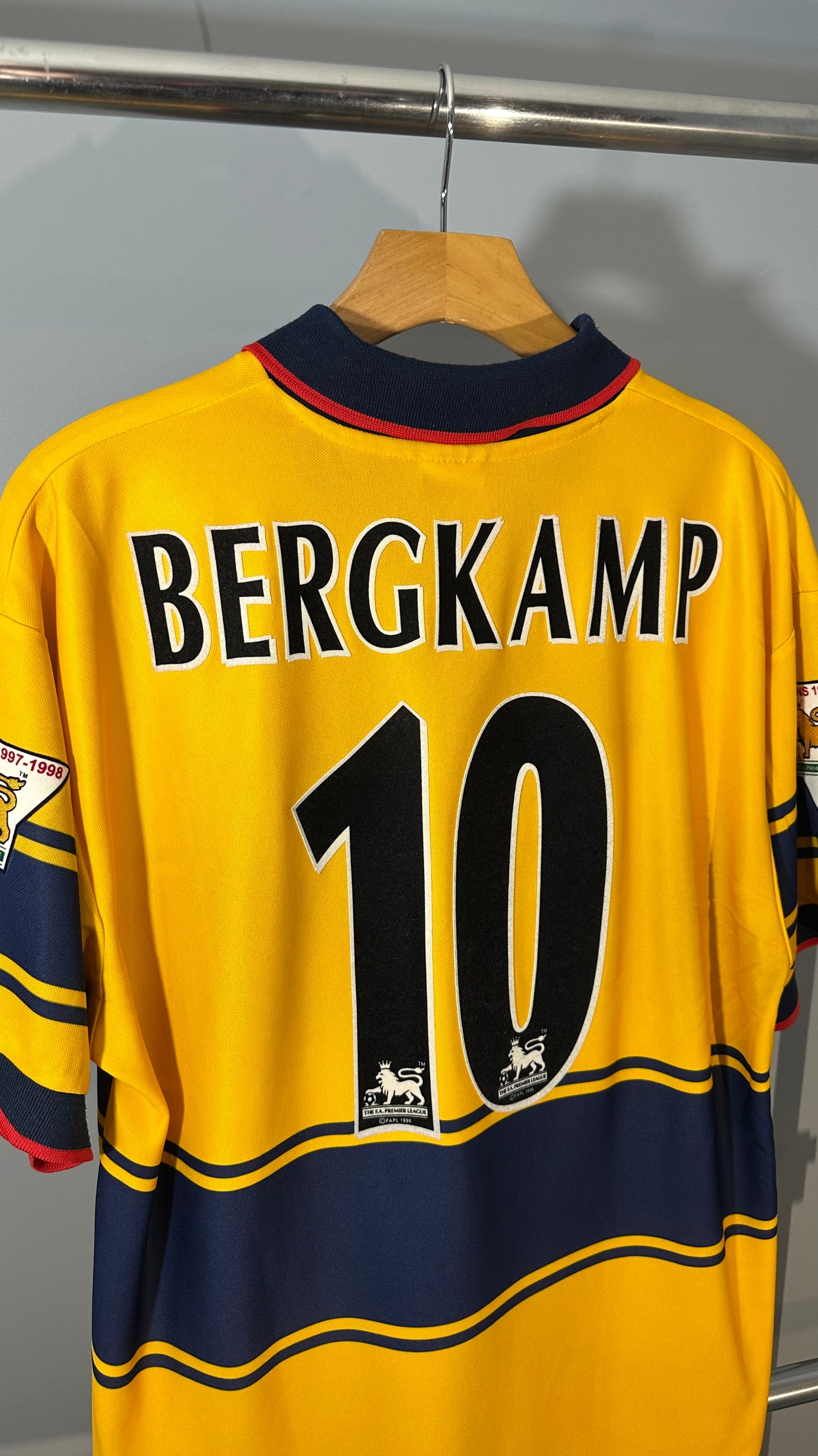 ARSENAL 1998 X BERGKAMP AWAY (L)