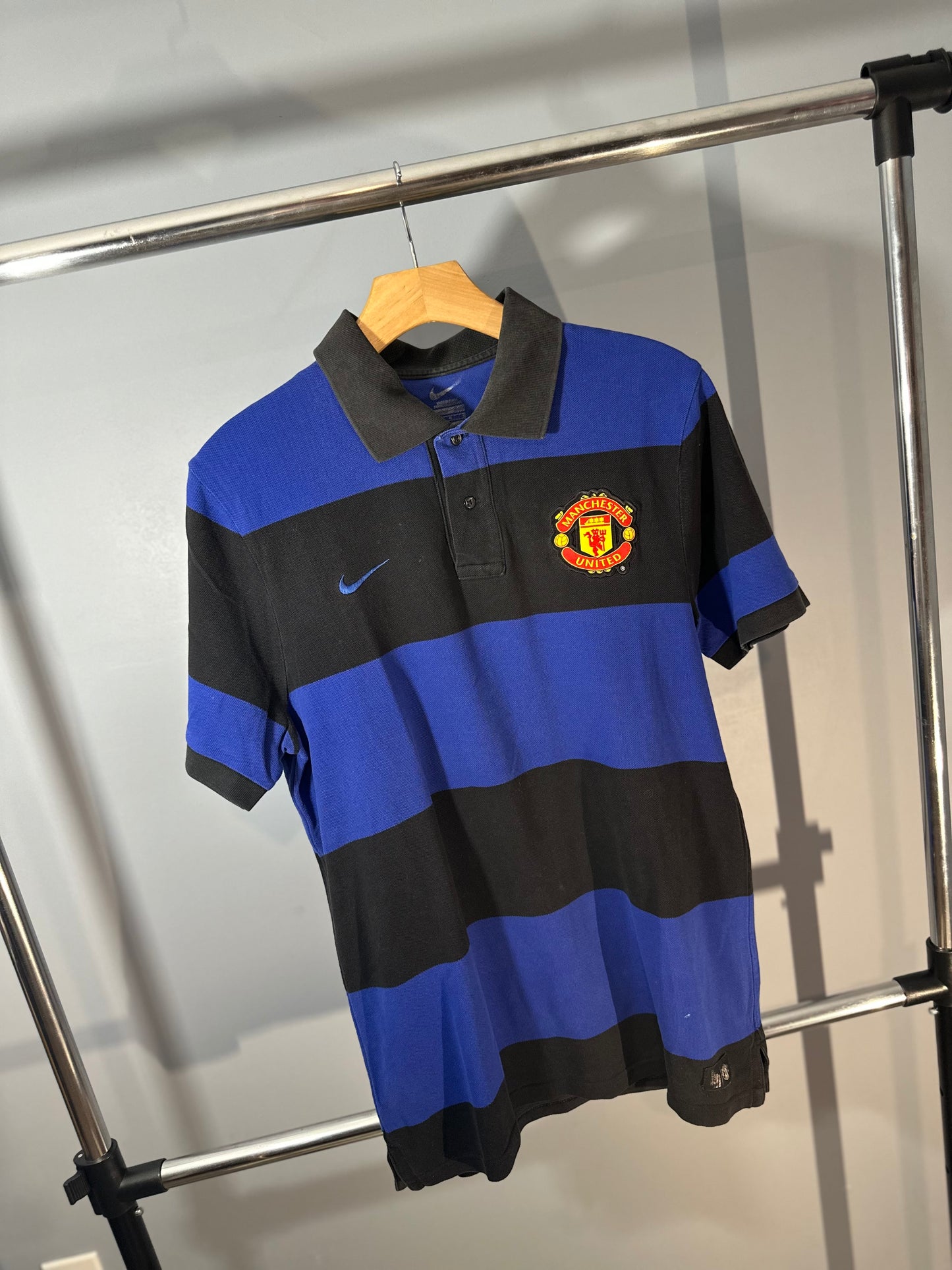 MANCHESTER UNITED 2011 TRAVEL POLO (L)