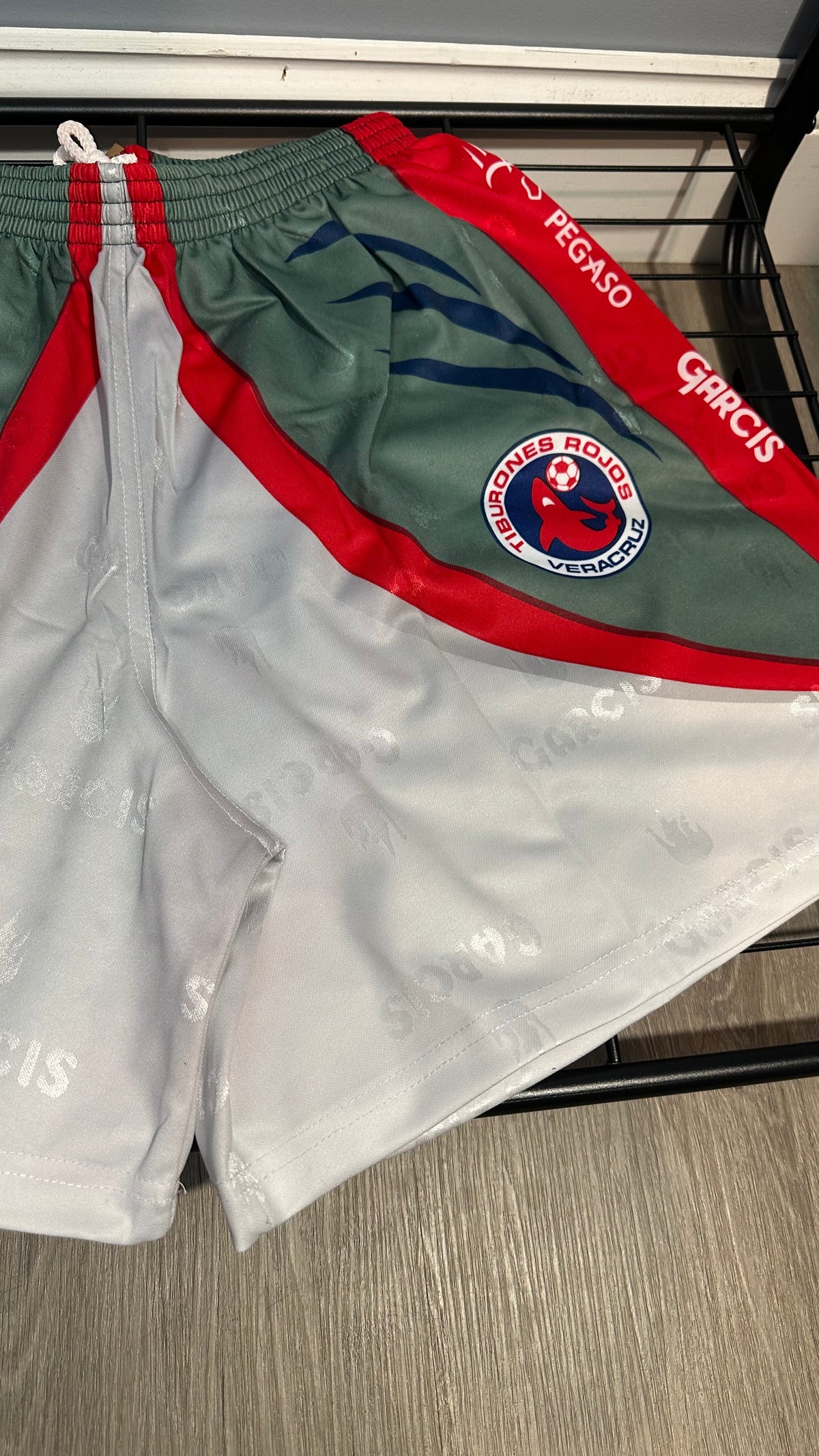 VINTAGE TIBURONES ROJOS SHORTS (L)